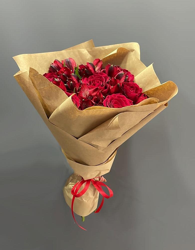 Букет цветов из: Альстромерии и Розы в Андреаполе