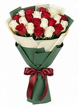 Букет Микс из красных и белых роз в Андреаполе