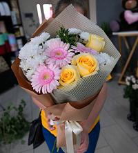 Букет цветов из:  Герберы, Розы и Хризантемы в Андреаполе