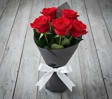 Букет 5 Красных роз Эдлесс Лав в Андреаполе