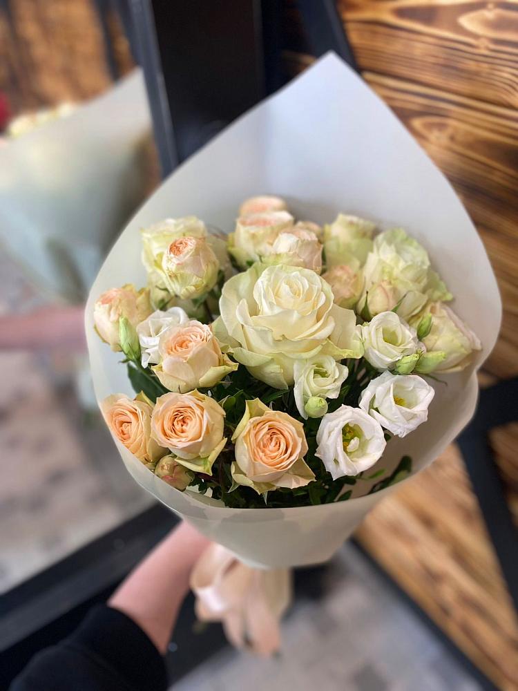 Букет цветов из: Розы и Лизиантусы в Андреаполе